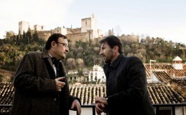 Imagen de una secuencia de la película Canibal en la que aparecen dos de los actores dialogando con la Alhambra de Granada de fondo