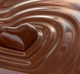 Fotografía de chocolate líquido que hace la forma de un corazón