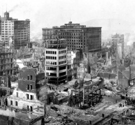 Fotografía en blanco y negro de una ciudad tras seismos o terremotos