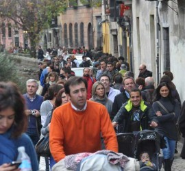 Fotografía de un grupo de turistas paseando por el paseo de los tristes de Granada