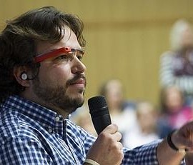 La imagen muestra a Antonio Zugaldia en la presentación de las Google Glass en la Unversidad de Granada