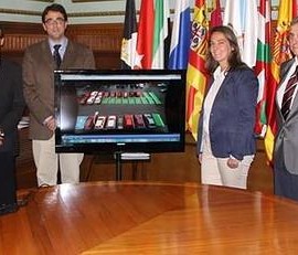 La fotografía muestra a varios de los integrantes del proyecto presentando en el ayuntamiento de Motril de la app móvil, Wepark