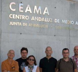 Fotografía del equipo de investigadores de la UGR que participan en el proyecto ambiental del CEAMA sobre la Amazonía brasileña frente a las instalaciones de CEAMA