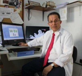 Fotografía de Ahmad Agil, lider de la investigación sobre la melatonina realizada por científicos de la Universidad de Granada