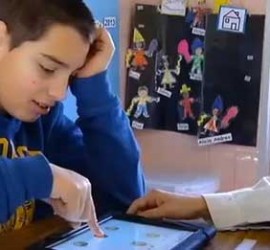 La imagen muestra a un niño practicando con "Sígueme", la nueva aplicación digital para autistas