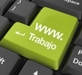 La imagen muestra un teclado de ordenador con las teclas en color negro y una de ellas en color verde en la que hay escrito el texto "www.Trabajo" en relación con la web de empleo de la Universidad de Granada (UGR)