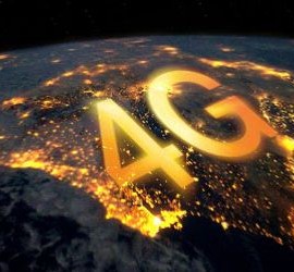 Vista aérea de España iluminada por luces y sobre ella pone en grande 4G en referencia a la implantación de la tecnología 4G en la ciudad de Granada situada en el sur de España