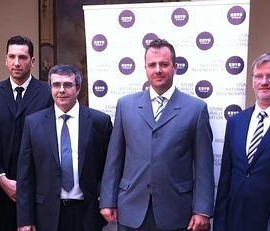 Fotografía de los implicados en el lanzamiento del producto para regenerar la piedra tras firmar el acuerdo de colaboración