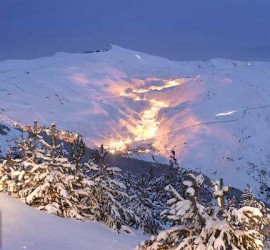 Fotografía de la estación de sierra nevada por la noche