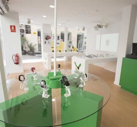 Fotografía de la nueva tienda en Granada de XTouch una marca innovadora en tecnología móvil y tablet