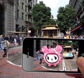 La calle de una ciudad vista con realidad aumentada a través de un móvil iPhone