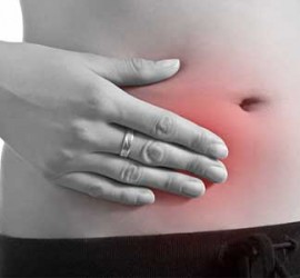 Una mujer padeciendo los dolores del síndrome premenstrual en relación con la infusión inventada por los científicos para evitar los síntomas