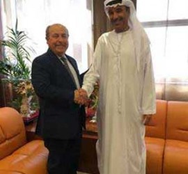 El alcalde de Granada estrechando la mano con el representante de Dubai para una colaboración como ciudades inteligentes