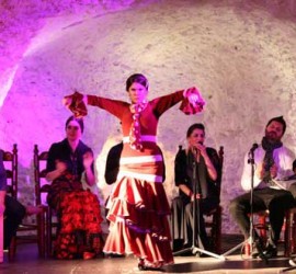 Una bailaora de flamenco en las cuevas de Granada