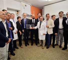 Los protagonistas del nuevo sistema tecnológico iPharma en su presentación en el Hospital de San Cecilio de Granada