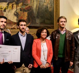 Fundadores de Battever recibiendo el premio entre todas la empresas tecnológicas del V Concurso de emprendimiento universitarios.