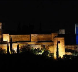 La Alhambra de Granada iluminada con el icono de la red social de Twitter